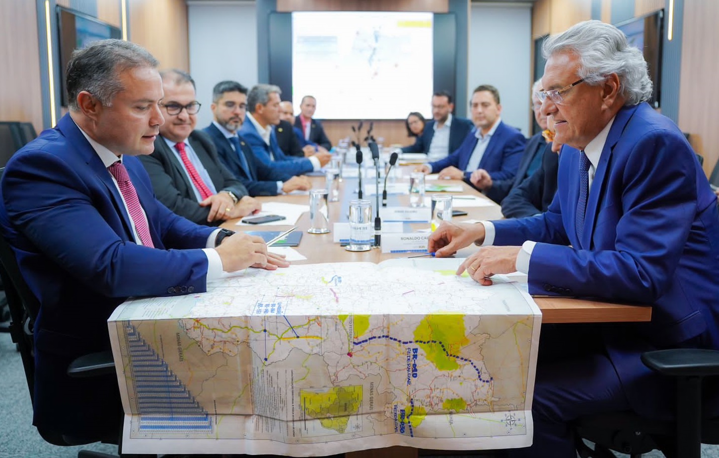 Governador Ronaldo Caiado se reúne com ministro Renan Filho, dos Transportes, em Brasília, e comemora investimentos do Governo federal no estado